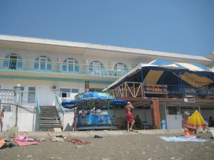 Снять номер у моря. Обзо 4х местный номер 8 гостевой дом Джелип Лазурный берег 27 Морское Судак Крым