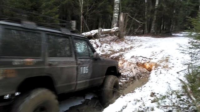 Offroad Volkswagen Touareg two Mitsubishi Pajero Sport and Jeep Cherokee XJ