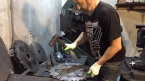 Правка дисковых пил.КАК выправить пильный диск(дисковую пилу) небольшого диаметра.