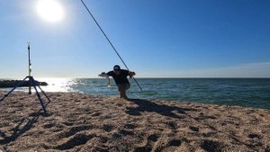 Летняя рыбалка на пеленгаса в сильный ветер на солнечном пляже  Бердянск Азовское море 12 06 2022