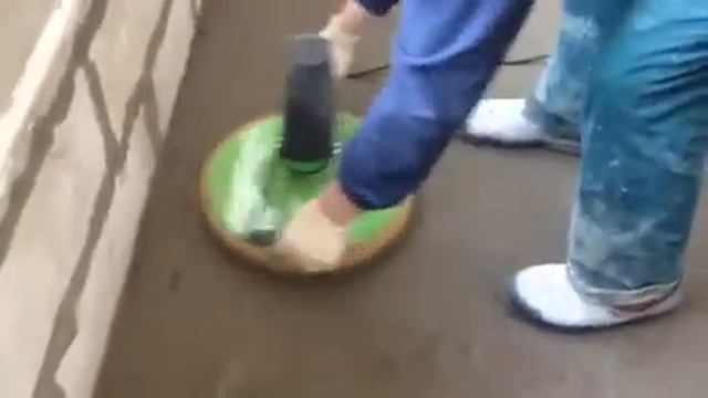 Затирка стяжки пола с помощью затирочной машины Eibenstock EPG 400 смотреть онлайн