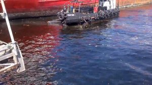 Мусоросборщик за работой