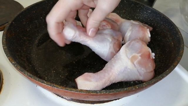 Куриная голень в сметанном соусе - Chicken drumsticks in a cream sauce.