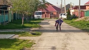 Софья научилась кататься на велосипеде.