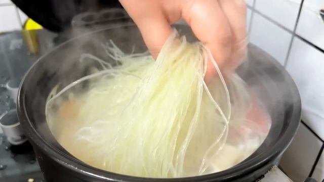 丹丹做家庭版鸡丁米线，吸溜一口，麻辣鲜香，一人一碗吃得真过瘾【胖手手丹丹】