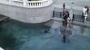 Купается в фонтане