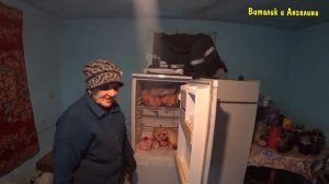 БАБУШКА КОРМИТ КОРОВ / УПРАВЛЯЕТСЯ ПО ХОЗЯЙСТВУ / КАК ЖИВЕТ БАБУШКА В ДЕРЕВНЕ / НАКОРМИЛИ КУРЕЙ
