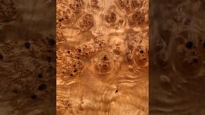 Разделочная доска из цельного капа березы на подставке