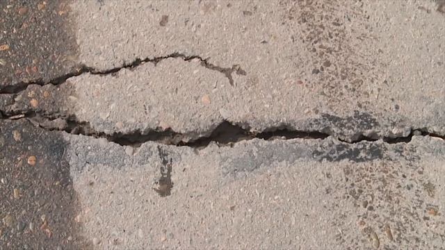 Трещины, ведущие к разрушению дороги: мэрия Бийска будет требовать от подрядчика устранения дефекто смотреть онлайн