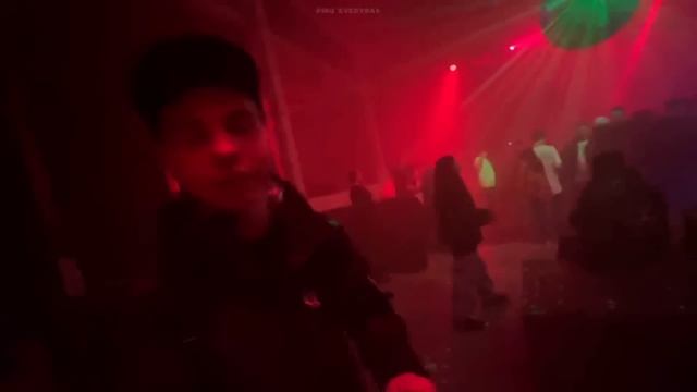 ПИНК ВЫШЕЛ НА ОХОТУ / ELYAPLUGG И ГРИША ГОТОВЯТ ВАФЛИ НА ТУСОВКЕ смотреть онлайн