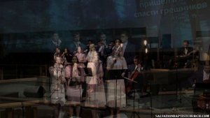 Пение «В том краю, у реки…» ─ группа молодёжи