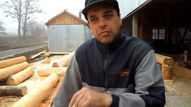 Строительство сруба - выборка продольного паза в бревне http://holz-haus.wix.com/srub смотреть онлайн