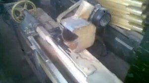 Работа полуавтоматического токарного станка по дереву