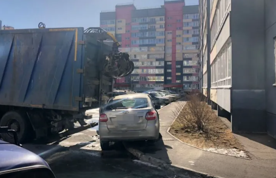 В Томске мусоровоз едва не расплющил легковушку с пятилетним мальчиком