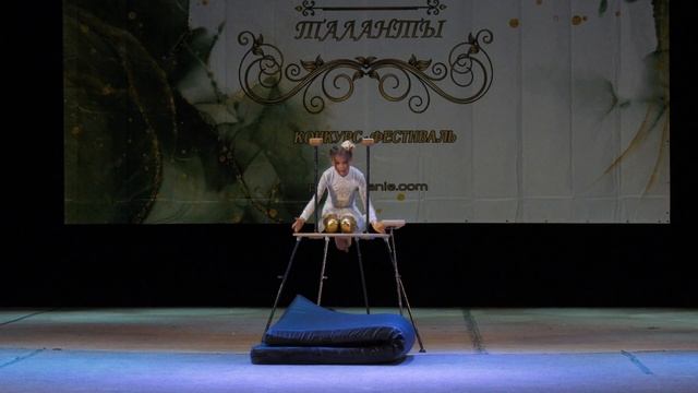 Овчинникова Дарья,  эквилибр на тростях
