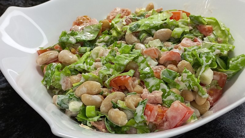 Быстрый, легкий салат с тунцом, фасолью и зеленью