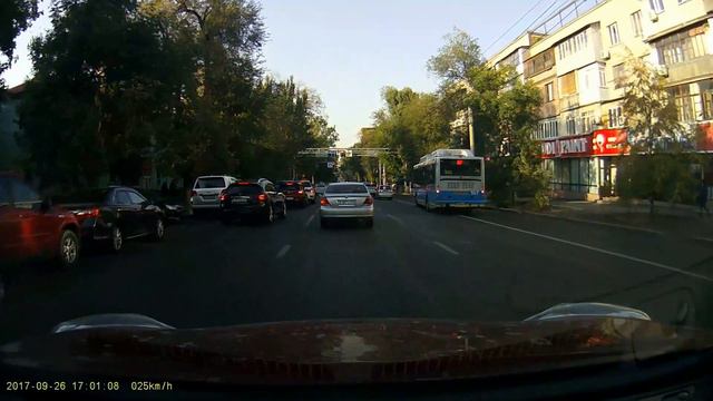 Алматы. Парковка вторым рядом на Мира ниже Гоголя смотреть онлайн