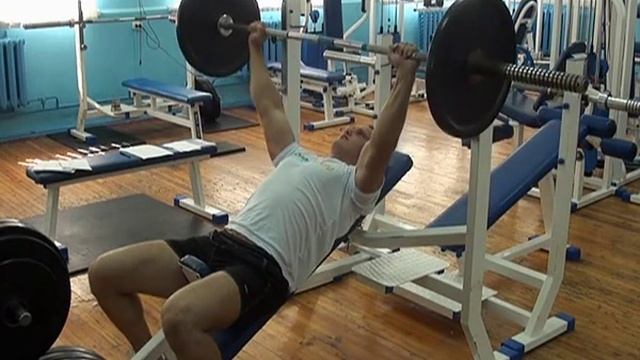 №089 — Жим на скамье (в наклоне вверх) смотреть онлайн