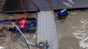 Сервопривод под управлением Arduino Uno.