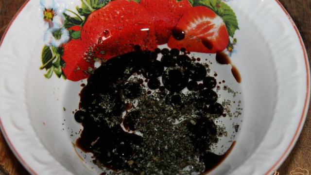 Помидорный салат с луком и бальзамическим соусом