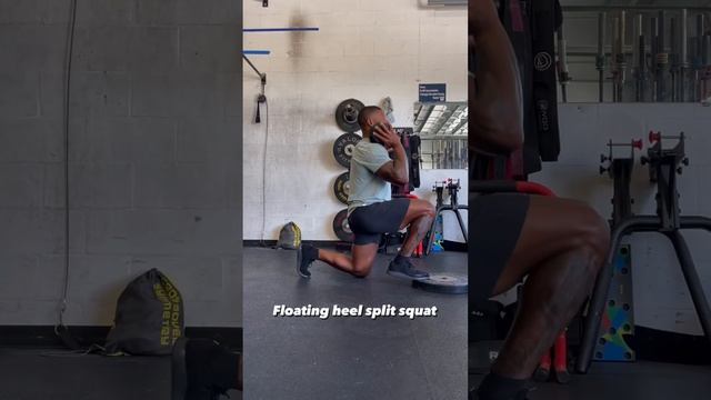 Стоя в выпаде, носком одной ноги на краю диска, удерживая гантель на груди, выполнять присед смотреть онлайн