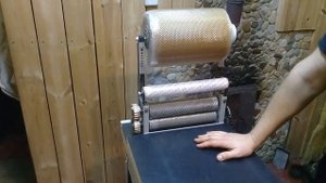 Мини линия для производства вощины Часть 4 Прокат воска через гравировальные вальцы Удаление плёнки