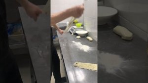 ИЗ ОДНОГО КУСКА ТЕСТА ТРИ ЛАПШИ/ВЫТЯЖНАЯ ЛАПША