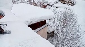 Как убрать снег с крыши лайфхак Алтай зима!
