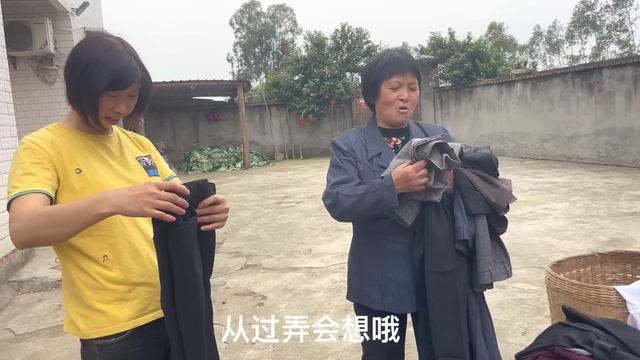 婆婆收到礼物好开心，朋友寄来的漂亮衣服，每一件穿起都很合适！【乡村大姐】