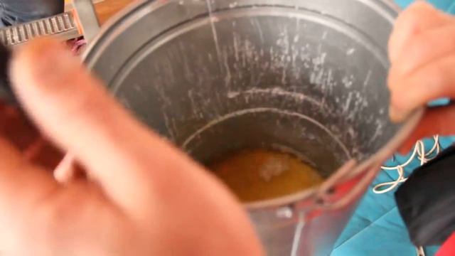 Затопило натяжной потолок - слив воды специалистами компании RealFran смотреть онлайн