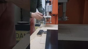 Установка прижима для листового материала на фрезерный станок