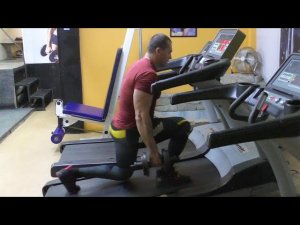 Выпады на беговой дорожке: техника и нюансы