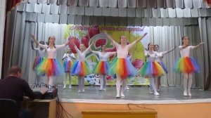 "Моя мама самая крутая" исполняет хореографический коллектив "Радуга"