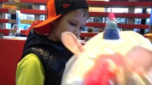 Катя и Макс играют в кафе