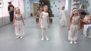 Песня "Я узнала маленький секрет: елочке не холодно зимой..."