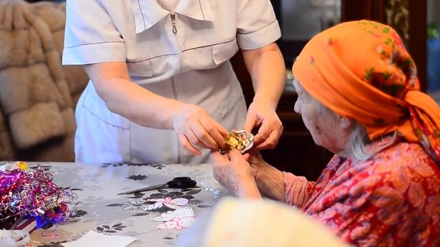 Новогодние приготовления в пансионате для пожилых