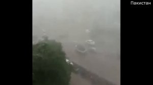 В Пакистане страшный шторм обрушился на Карачи и затопил улицы