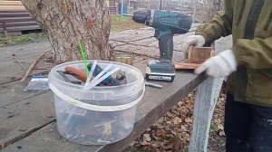 Как сделать кормушку для кроликов ?из досок.