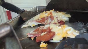 Турецкая уличная еда - смешанный мясной бутерброд с сыром