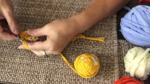 Коврик из старых трикотажных вещей. Полезные поделки из старья!Useful crafts from old knitwear.