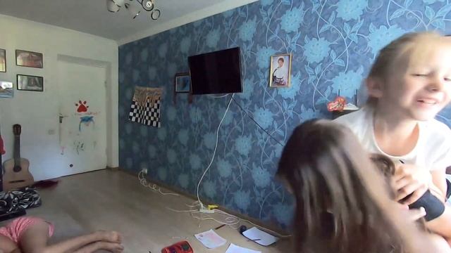 КТО СЛОМАЛ ШКАФ И ЧУТЬ НЕ РАЗБИЛ ГИТАРУ? АРИНА ПРИГЛАСИЛА ПОДРУГ В ГОСТИ смотреть онлайн