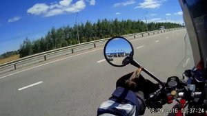 проезд пункта оплаты платной дороги на мотоцикле