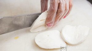 Капрезе с соусом песто