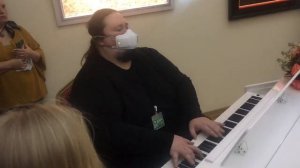 Лука Сафронов за роялем