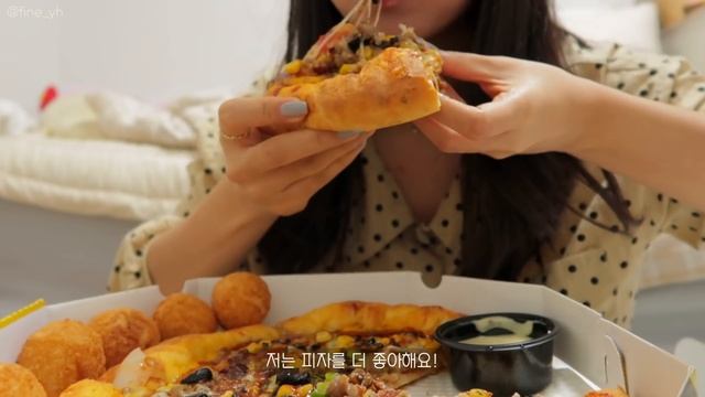 SUB)먹방브이로그?|12월의 치팅데이 먹방 모음zip(돌체테리아,마라탕, 마카롱, 초코튀소, 튀김소보로, 편스토랑복돼지면, 불고기피자, 치즈볼)mukbang vlog
