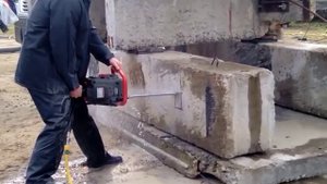 Алмазная резка бензопилой. Выставка алмазного инструмента. Москва 2014г.