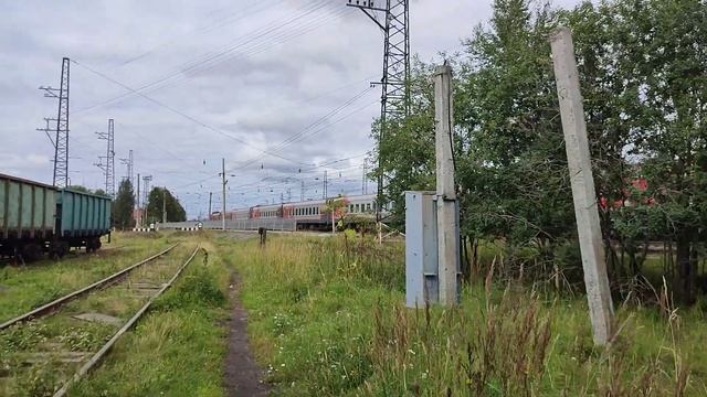 Электровоз ЭП1-183 прибывает с поездом 144 сообщением Ярославль-Мурманск!