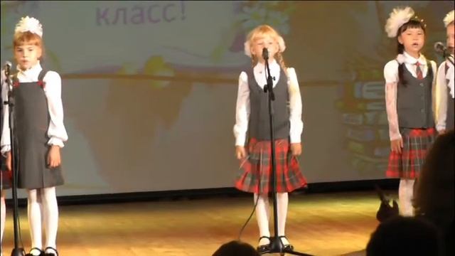 Первоклашка солирует на линейке 1 сентября 2013г.
