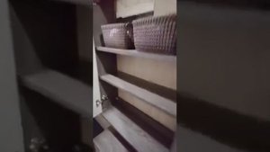 Стильная прихожая в узкий коридор