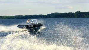 На полном ходу по небольшой волне. RealCraft 470.